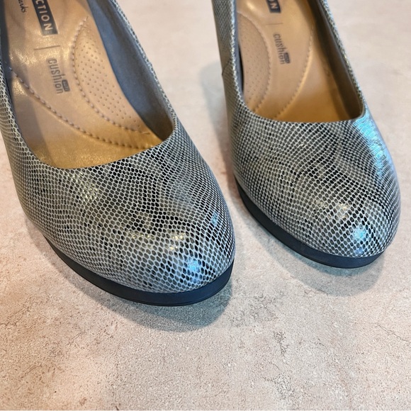 Clarks Python Snake Print Leather Comfort Heels Pumps Sz 7 - Picture 4 of 7